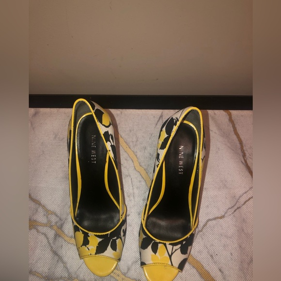 Yellow, black and white open toe heels; very pretty, nice and comfortable; - Picture 3 of 10